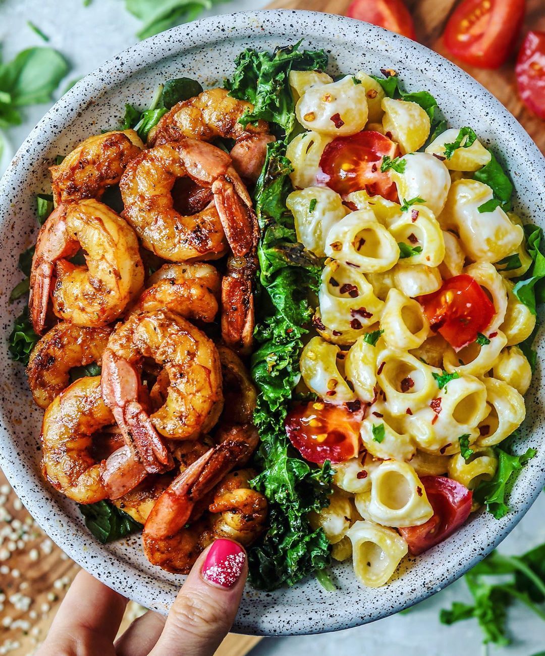 Парень смелый.