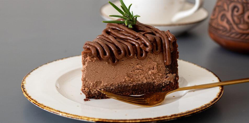 Шоколадный чизкейк с вишней